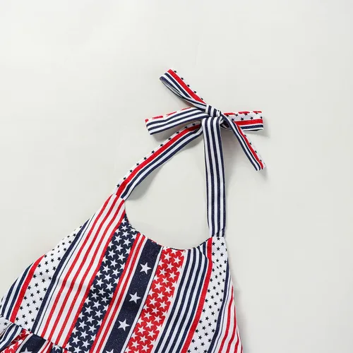 Vista 4 de Noubeau Traje de niña del 4 de julio con diseño de bandera americana, top halter para niñas, jeans rasgados, pantalones cortos de mezclilla, ropa