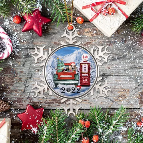 Vista 7 de Precios de gasolinera 2022 Decoración de árbol de gasolinera Adorno de perro de nieve en camión rojo Bomba de gas copo de nieve de metal árbol
