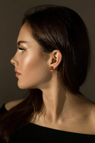 Vista 3 de Aretes de plata de ley con rosa de ámbar báltico auténtico, hechos a mano con ámbar báltico auténtico