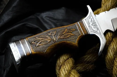 Vista 6 de 2a's Knives Cuchillo Bowie de acero D2 hecho a mano con funda, este cuchillo de corte tiene mango de madera grabado a mano.