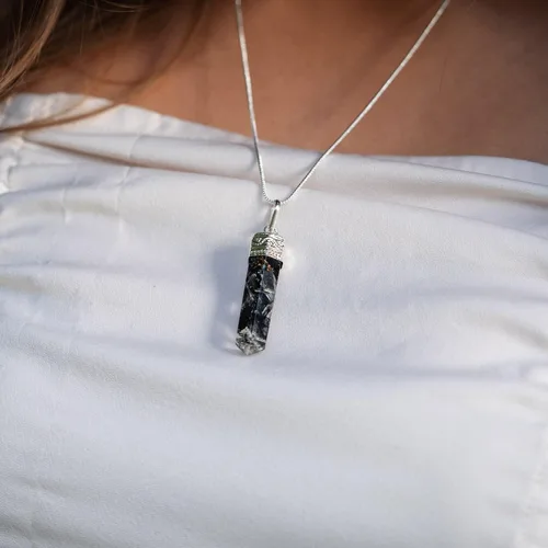Vista 3 de AYANA - Collar de turmalina negra piezoeléctrica para mujer, colgante hexagonal con cristales de turmalina negra bionizados, Cho Ku Rei Reiki
