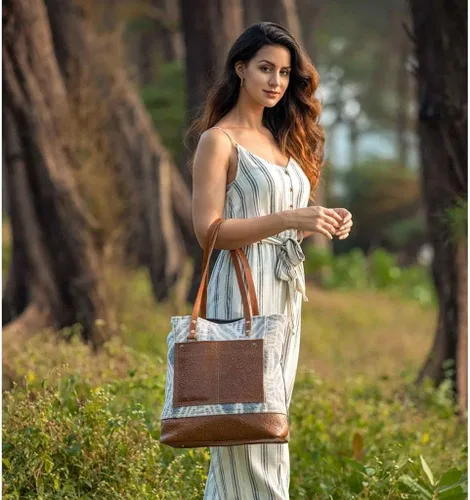 Vista 7 de Myra Bag Urbane Elegance Bolso de mano Upcrecycled Algodón y Cuero S-2812