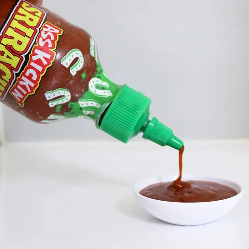 Vista 2 de Ass Kickin Sriracha salsa picante, botella de 18 onzas