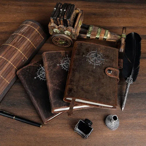 Vista 7 de Diario de cuero para hombres y mujeres – Cuaderno de cuero de brújula forrado recargable de alta calidad con bolígrafo, ranura para monedas