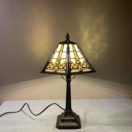 Vista 4 de Bieye L10791 - Lámpara de mesa estilo misión con luz nocturna de vidrio manchado Tiffany y pantalla cónica hexagonal, 10 pulgadas de ancho x 16