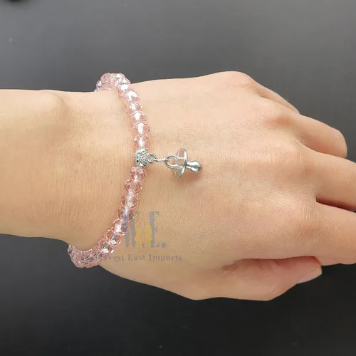 Vista 5 de WE Baby Shower Girl - Pulsera elástica de cristal rosa con dije para chupete (12 piezas)