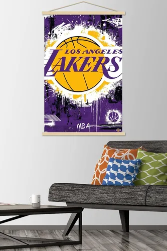 Vista 2 de Trends International NBA Los Angeles Lakers - Póster de pared con logotipo Maximalist 23 con marco magnético Juego de perchas de madera de haya