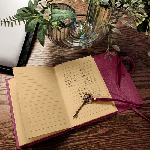 Vista 6 de Diario de cuero de 5 x 7 pulgadas, cuaderno de cuero genuino con llave para hombres y mujeres, caja de regalo, 280 páginas de líneas, diario