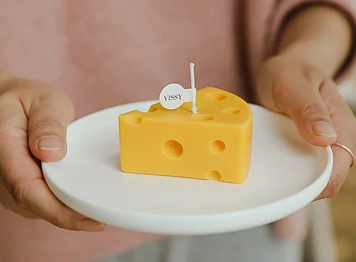 Vista 6 de Vela perfumada en forma de queso,Vela decorativa de cera de soja aromática de 4.23 oz para mesa, foto de regalo de cumpleaños, ideal para meditación