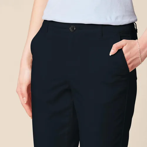 Vista 4 de Tienda Essentials - Pantalones caqui de tiro medio, ajustados y elásticos, tobilleros y con pierna cónica para mujer (disponibles en tallas grandes)