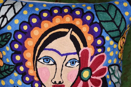 Vista 3 de Frida - Funda de almohada inspirada en el collar de arte mexicano, funda de almohada floral bordada a mano con arte hispano, cojín para silla, cojín
