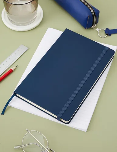 Vista 4 de Moleskine - Cuaderno clásico con tapa dura, grande (5 x 8.25 pulgadas), cuadriculado, azul zafiro, 240 páginas