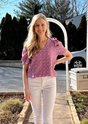 Vista 2 de FAPPAREL Camisetas de manga corta para mujer, blusas de gasa con cuello en V, lindas blusas de manga abombada