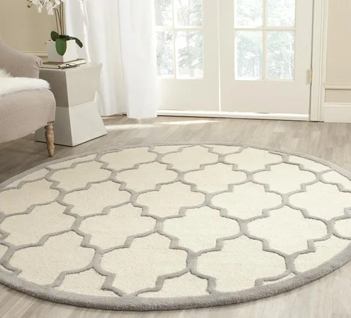 Vista 136 de Tapete Safavieh de la colección Cambridge, modelo CAM134X, hecho a mano, de lana de primera calidad, formas geométricas marroquíes, color gris