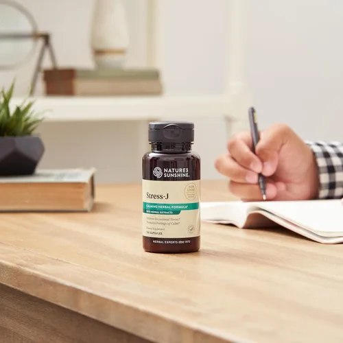 Vista 3 de Nature's Sunshine Stress-J, 100 cápsulas Esta fórmula natural para aliviar el estrés promueve la sensación de calma y ayuda con el estrés ocasional