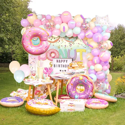 Vista 8 de Winrayk 131 piezas de decoración de fiesta de cumpleaños en forma de dona para niñas, kit de arco de guirnalda de globos de dona, mantel de telón