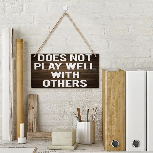 Vista 2 de Letrero de madera colgante con texto en inglés "No juega bien con otros", letrero rústico para decoración del hogar, decoración de placa de madera