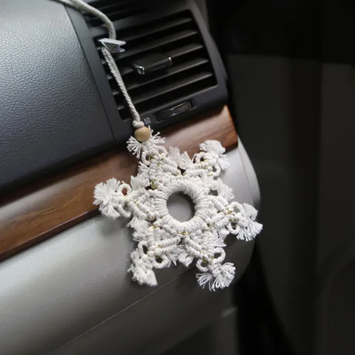Vista 3 de Colgantes de macramé con forma de copo de nieve, cuerda de algodón, colgantes de espejo retrovisor para automóvil, hechos a mano, bohemios, tejidos