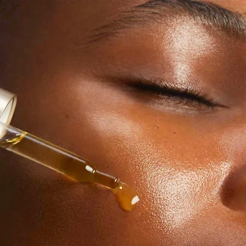 Vista 4 de Clarins Tratamiento de aceite facial Santal Hidrata, suaviza y reconforta la piel Calma el enrojecimiento y las irritaciones Minimiza
