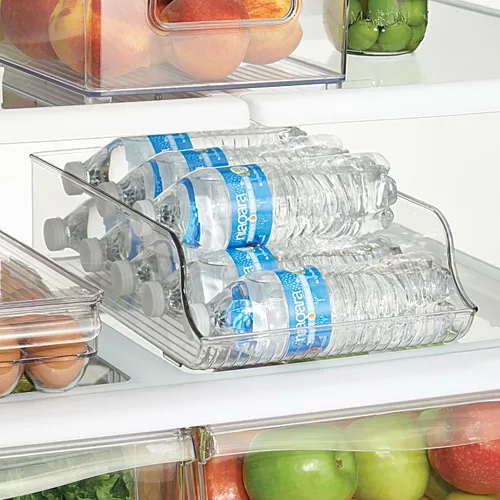 Vista 3 de Organizador de botellas de agua iDesign para refrigerador o despensa - Transparente - Fabricado en EE. UU Para nevera o despensa, transparente