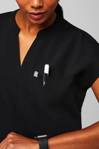 Vista 4 de Fabletics Camiseta médica Evolve de 3 bolsillos para mujer con un ajuste de gran tamaño, MotionTech, elástica en 4 direcciones, resistente a