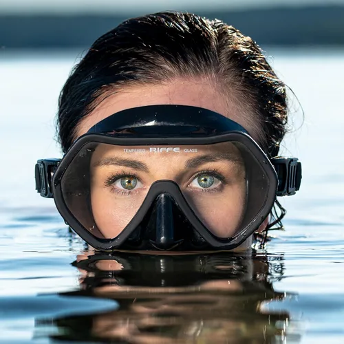 Vista 5 de Riffe Máscara de buceo negra sin marco, lente panorámica única, silicona reductora de niebla, marco anatómico para ajuste universal, marco de nailon
