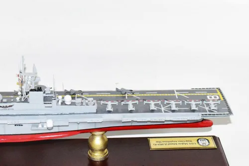 Vista 8 de Squadron Nostalgia LLC USS Makin Island (LHD-8) Barco de asalto anfibio, modelo de barco de asalto, avispa, 24 pulgadas, caoba