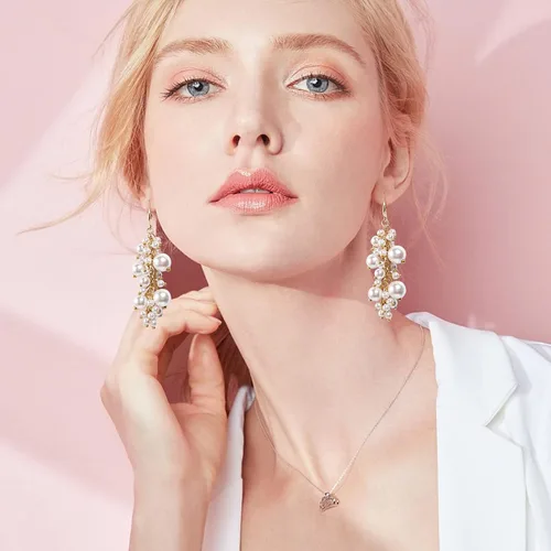 Vista 5 de Aretes largos de perlas doradas para mujer, aretes colgantes de perlas blancas con borlas para adolescentes, niñas, cumpleaños, día de San Valentín