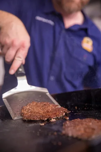 Vista 8 de Certified Angus Beef The Smash - Espátula de hamburguesa Big Smash de acero inoxidable resistente para accesorios de plancha, utensilios de cocina