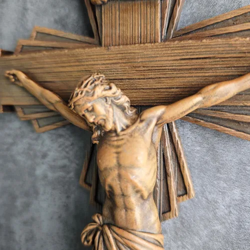 Vista 3 de Crucifijo católico BC de pared, decoración del hogar de Jesucristo, aspecto tallado en madera, 12 pulgadas de alto, pintado a mano por Buildclassic