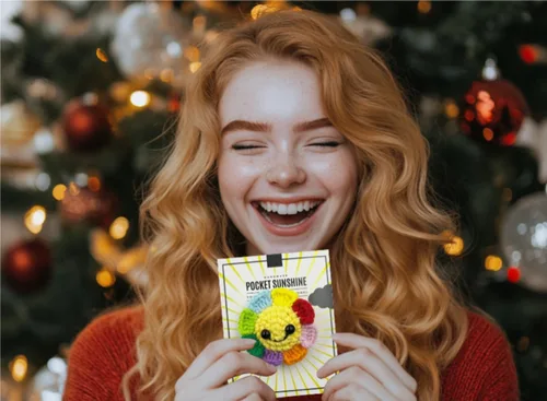 Vista 2 de Regalos del mes del orgullo, luz solar de bolsillo, hecho a mano, bonita ficha de abrazo de bolsillo de ganchillo, regalos pequeños, felicitación