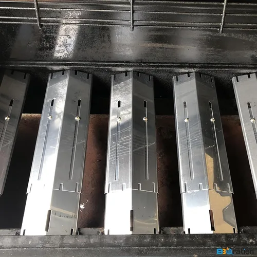 Vista 6 de Paquete de 4 placas térmicas universales para parrilla que se extienden de 11.75 a 21 pulgadas, protector térmico ajustable de acero inoxidable