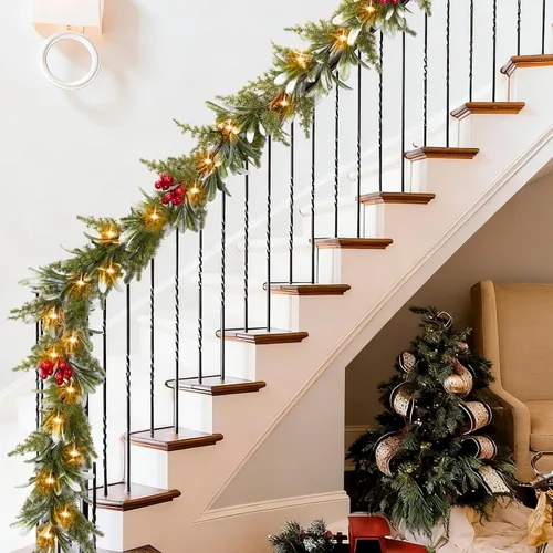 Vista 7 de Guirnalda de Navidad preiluminada de 6.5 pies con luces, guirnalda de olivo verde artificial con bayas rojas, funciona con pilas, guirnalda de pino