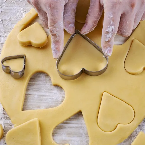 Vista 3 de Juego de 5 cortadores de galletas pequeños de acero inoxidable en forma de corazón para niños, fiesta de cumpleaños