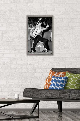 Vista 2 de Trends International Elvis Presley - Póster de pared de caderas, 22.4 pulgadas de largo x 14.7 pulgadas, versión enmarcada en madera de granero