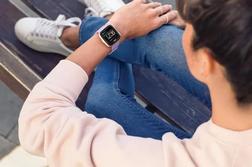 Vista 7 de Fitbit Versa Special Edition Smart Watch, tejido lavanda, talla única (correas S y L incluidas)