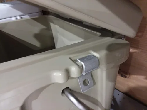 Vista 7 de CodyCo Soporte de seguridad para RTIC 20 Cooler Overbend con Master Python 6' Cable Lock