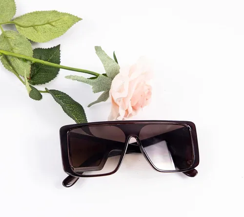 Vista 4 de Gafas de sol envolventes para hombre y mujer que se ajustan sobre los anteojos protectores laterales divertidos tonos cuadrados de diseño y2k