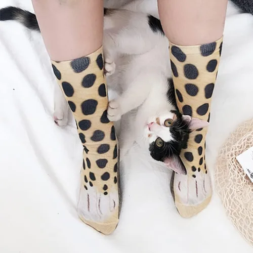Vista 4 de Divertidos calcetines de patas de animal para intercambio de regalos.