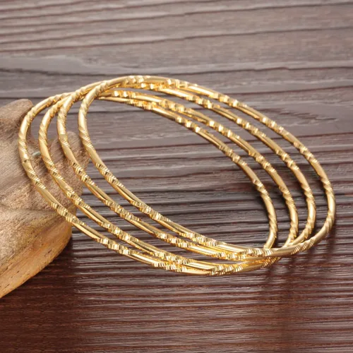 Vista 3 de Juego de 4 pulseras redondas de acero inoxidable con textura múltiple de tono dorado para mujeres y niñas Acero inoxidable