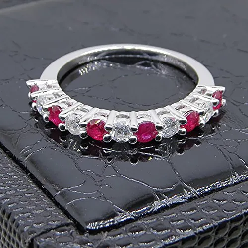Vista 3 de Dazzlingrock Collection Banda alternativa de piedras preciosas y diamantes redondos para mujer en oro