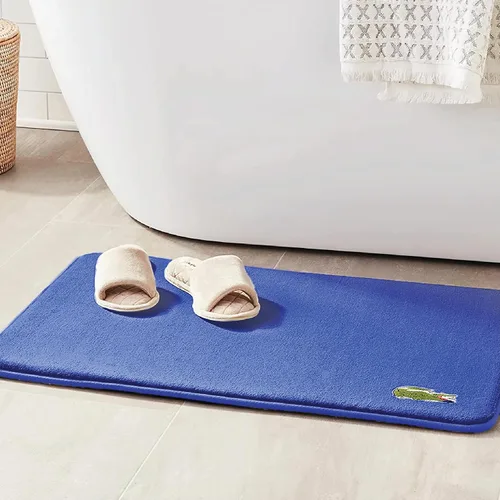 Vista 2 de Lacoste Alfombra de baño de espuma viscoelástica, tapete de baño de vellón ultrasuave con logotipo de cocodrilo bordado, súper absorbente
