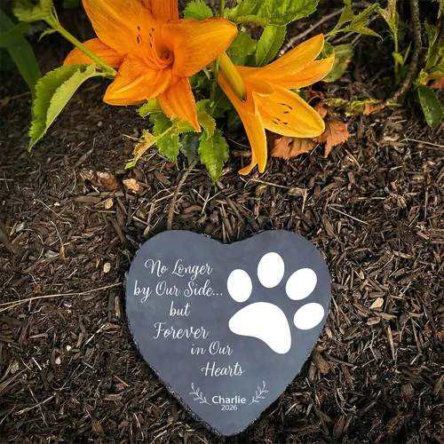 Vista 2 de Piedra conmemorativa personalizada para perro, placa con estampado de pata de corazón de No Longer by Our Lide, regalo de pérdida de mascotas