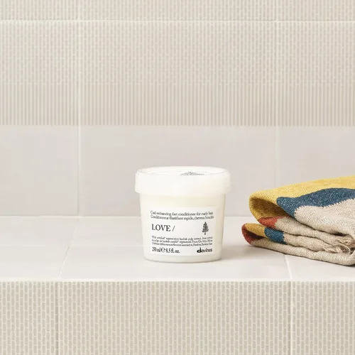 Vista 5 de Davines LOVE/Curl Conditioner, Elasticizing & Taming Formula for Wavy or Curly Hair - Protein-Rich Treatment Enhances Volume, Softness & Control