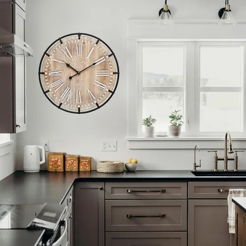 Vista 4 de Reloj de pared Grand Farmhouse de 20 pulgadas, diseño de madera y metal de inspiración vintage con grandes números grabados, reloj silencioso