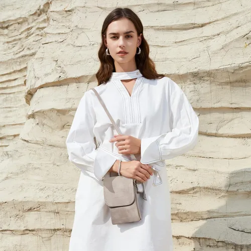 Vista 2 de Bolso bandolera pequeño de piel vegana BOSTANTEN para mujer, con diseño de cartera para celular, con correa ajustable
