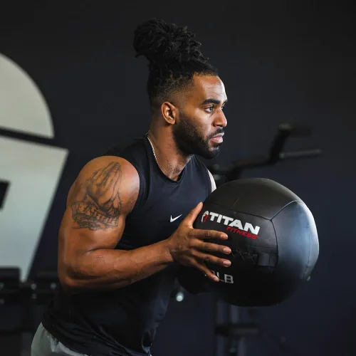 Vista 4 de Titan Fitness LB Soft Shell - Bola de pared medicinal con laminado de policompuesto y textura cruzada, agarre antideslizante para lanzar, fuerza