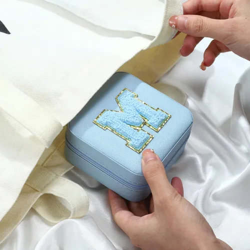 Vista 5 de Joyero de viaje para niñas, joyero azul con inicial L, joyero de viaje para niñas, joyero para niñas, accesorios de viaje en el aeropuerto