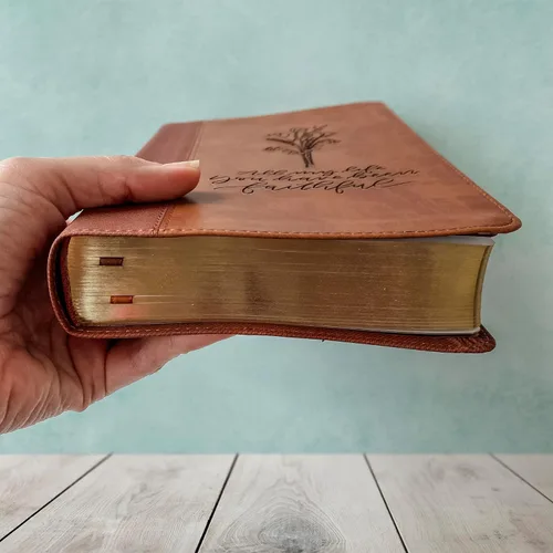 Vista 4 de Biblia NIV de letra manuscrita y grabado láser de letra grande, regalo personalizado, grabado de nombre personalizado disponible