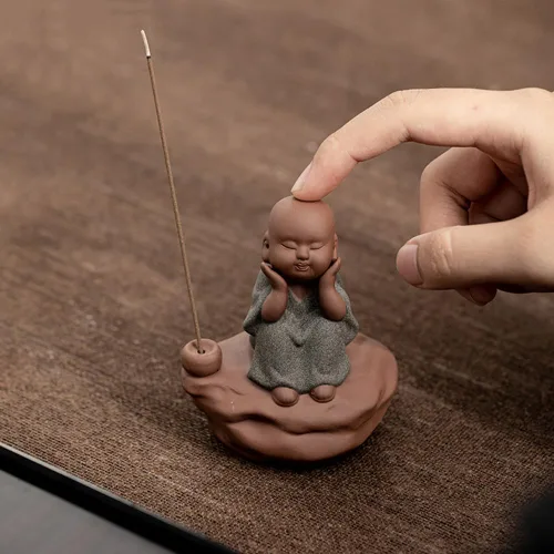 Vista 2 de Bonita estatua de monje chino, adorno de palo de incienso de monje de Buda para decoración de escritorio de oficina en casa, té para mascotas